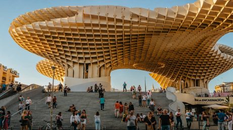 Novo estudo prevê 110 milhões de turistas internacionais por ano no país, mas crescimento do setor aumenta pressão sobre destinos espanhóis.