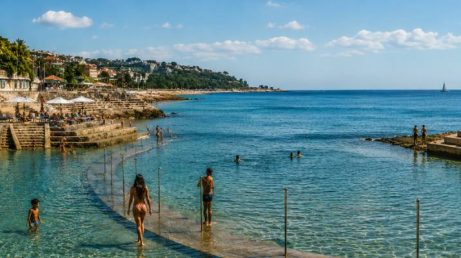 Piscina oceânica em Cascais tem água do mar e entrada grátis; veja onde fica, como chegar e quando visitar durante o verão.