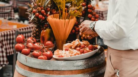 Vai para a Itália? Veja 10 regras de etiqueta nos restaurantes que ajudam turistas a evitar gafes e comer como os locais.