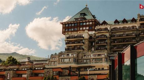 Melhor hotel do mundo em 2026 fica na Suíça e chama atenção pelo serviço, luxo e detalhes que tornam a hospedagem única.