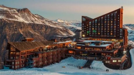 Valle Nevado estende a temporada de esqui até outubro após registrar mais de 5 metros de neve acumulada no Chile.