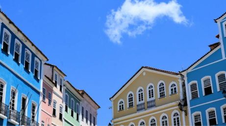 A casa no Pelourinho que ficou mundialmente conhecida após as gravações do clipe “They Don’t Care About Us” pode passar por mudanças após uma decisão da Justiça da Bahia. Relembre a passagem de Michael Jackson pelo Brasil e conheça os locais que marcaram a história do Rei do Pop, como o Pelourinho e o Morro Santa Marta, no Rio de Janeiro.