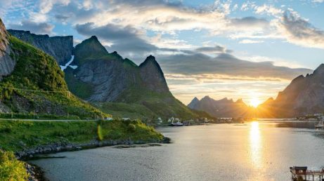 A Noruega encanta viajantes com paisagens naturais impressionantes, tradições únicas e uma das melhores qualidades de vida do planeta. Além dos famosos fiordes e da aurora boreal, o país guarda curiosidades surpreendentes, como cidades construídas entre montanhas, hábitos sustentáveis, histórias vikings e fenômenos naturais que atraem visitantes durante todo o ano.