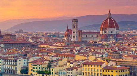 Florença reúne alguns dos maiores tesouros artísticos e históricos da Itália. Neste guia, você descobre as principais atrações para conhecer na primeira viagem, incluindo o Duomo, a Cúpula de Brunelleschi, a Galleria dell’Accademia, os Uffizi, a Ponte Vecchio, o Palazzo Pitti e a Piazzale Michelangelo.