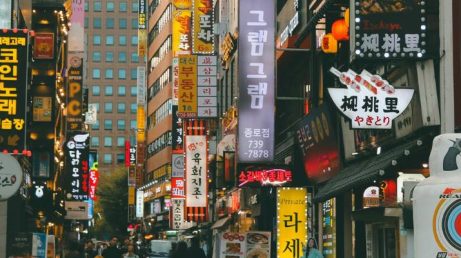 A Coreia do Sul vive um forte crescimento no turismo médico e recebe cada vez mais estrangeiros interessados em realizar check-ups durante a viagem. O país combina estrutura médica, tecnologia, prevenção, agilidade e custos competitivos, enquanto serviços especializados facilitam o agendamento e oferecem suporte em outros idiomas.