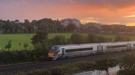 A Trilha Costeira de Dublin conecta 16 comunidades ao longo de cerca de 65 quilômetros da costa irlandesa e permite explorar a região de trem e a pé. O percurso passa por destinos como Balbriggan, Malahide, Howth, Blackrock e Killiney, combinando praias, falésias, reservas naturais, mercados e paisagens do Mar da Irlanda.
