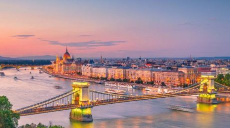 Escolher onde ficar em Budapeste faz diferença na experiência de viagem. Neste guia, conheça as melhores regiões da capital húngara, entenda as diferenças entre Buda e Peste e confira sugestões de hotéis para quem busca localização, conforto, vida noturna, tranquilidade ou bom custo-benefício.