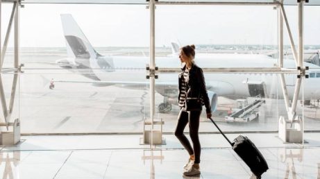 Conexões longas podem ser uma ótima oportunidade para conhecer uma nova cidade, mas exigem planejamento. Veja quanto tempo é necessário, como considerar imigração, bagagem e deslocamento e quando é melhor permanecer no aeroporto.