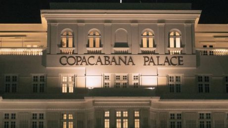 Após 19 meses de obras, o Copacabana Palace prepara a reabertura do Edifício Piscina em novembro de 2026. O espaço terá 68 suítes com varandas, além de piscina renovada, Bar do Copa, restaurante italiano, boutique de artesanato brasileiro e um complexo de wellness com cinco andares.