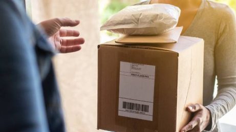 Os Correios lançaram o Correios Packet, serviço que permite aos brasileiros comprar em sites de duas lojas de Ciudad del Este, no Paraguai, e receber as encomendas em qualquer endereço do país. A modalidade aceita pacotes de até 30 kg e segue as regras do Programa Remessa Conforme, com cobrança de impostos conforme o valor da compra.
