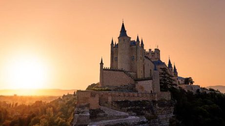 O Castlemap criou um mapa interativo que reúne 6.653 castelos, palácios, fortalezas e ruínas históricas espalhados por 140 países. A ferramenta permite explorar os monumentos, conhecer suas histórias e ainda testar os conhecimentos de geografia com o CastleGuessr.
