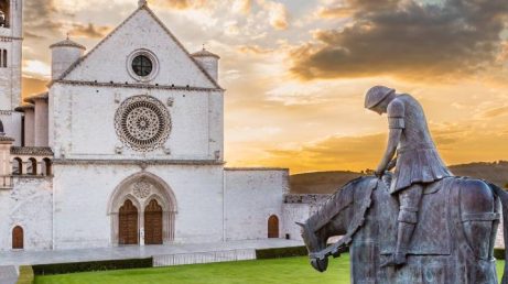 O Caminho de São Francisco reúne 1.500 km de trilhas em seis regiões da Itália e cria uma grande rota de peregrinação até Assis. Veja como funciona o percurso, o passaporte do peregrino, os certificados e como planejar a caminhada.