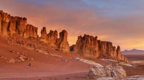 O Deserto do Atacama reúne paisagens impressionantes e experiências únicas. Neste roteiro, descubra 10 programas imperdíveis para incluir na viagem, entre lagoas, salares, gêiseres, vales, observação de estrelas e experiências culturais em San Pedro de Atacama.