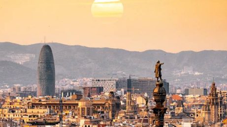 O eclipse solar total de 2027 já movimenta o turismo no sul da Espanha, com aumento na procura por hospedagens e diárias que ultrapassam 33 mil euros em alguns destinos.
