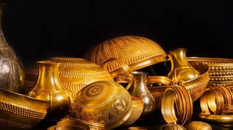 Criminosos invadiram o Museu de Villena, na Espanha, e roubaram peças do Tesouro de Villena, coleção de aproximadamente 3 mil anos. A ação durou apenas quatro minutos.