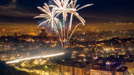 Conheça 10 destinos pelo mundo que transformam a chegada do Ano-Novo em uma experiência inesquecível, com festas, tradições, fogos e cenários surpreendentes.
