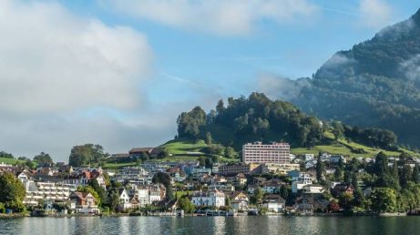 Lucerna reúne alguns dos cenários mais famosos da Suíça em uma cidade compacta e fácil de explorar. Descubra a Kapellbrücke, o centro histórico, o Lago de Lucerna, o Monumento do Leão e as montanhas Pilatus e Rigi.