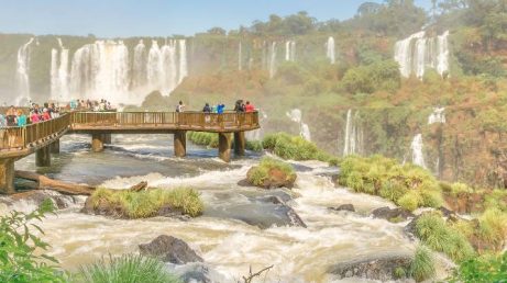 A medida afeta apenas o principal circuito do parque argentino, enquanto os demais passeios e o lado brasileiro seguem abertos aos visitantes.