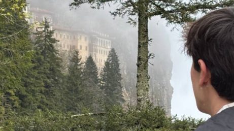 Se você já conhece Istambul e Capadócia, existe uma região da Turquia que provavelmente ainda não entrou no seu radar. No nordeste do país, Trabzon guarda paisagens montanhosas, vilarejos e o impressionante Mosteiro de Sümela.