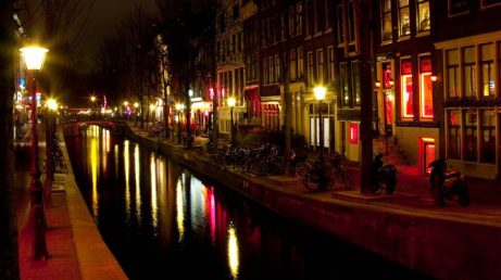 Encravado no coração de Amsterdam, De Wallen juntou o passado medieval, liberdade social e pragmatismo urbano em um mesmo lugar. Mais do que um distrito de luzes vermelhas, o bairro é um espelho das contradições holandesas. Te mostro com um olhar aprofundado sobre suas dinâmicas, história, novas regras e transformações.
