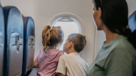 As exigências mudam conforme a idade, o destino e quem acompanha o menor; confira as regras antes de embarcar.