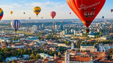 Entre centros históricos, arquitetura modernista e bairros criativos, descubra duas cidades que revelam diferentes lados da Lituânia.