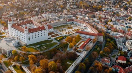 Confira o guia completo de Bratislava: como chegar, atrações, hospedagem, gastronomia, eventos e dicas para aproveitar a cidade ao máximo.
