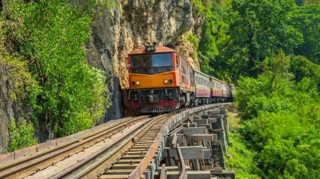 A Ferrovia da Morte, na Tailândia, guarda uma história marcada pela Segunda Guerra Mundial e pela construção da antiga Ferrovia da Birmânia. Hoje, parte da rota continua em operação e permite conhecer atrações históricas como a Ponte sobre o Rio Kwai, o Cemitério de Guerra de Kanchanaburi e o Hellfire Pass.