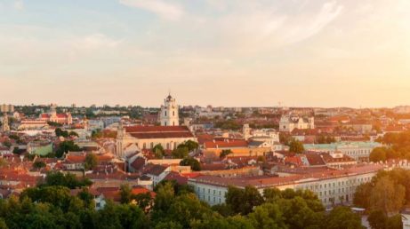 Vilnius, capital da Lituânia, combina centro histórico, arquitetura, gastronomia, arte e natureza em uma viagem fácil de explorar. Veja neste miniguia como chegar, quando ir, onde ficar, o que fazer e quanto tempo reservar para conhecer a cidade.
