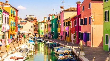 Veneza estuda elevar para até € 30 a taxa cobrada de turistas que visitam a cidade durante o dia. A proposta também prevê ampliar os meses de cobrança, mas ainda depende de aprovação das autoridades italianas.