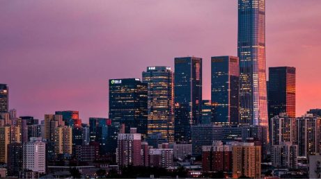 Uma pesquisa com 35 grandes destinos internacionais apontou as cidades com menor custo diário estimado para viajantes. Delhi, Cairo, Bangkok e Marrakech aparecem entre os primeiros, enquanto Buenos Aires e Lima representam a América do Sul.