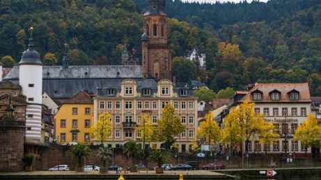 Heidelberg e Baden-Baden são dois destinos encantadores no sudoeste da Alemanha e podem entrar facilmente no mesmo roteiro. Enquanto Heidelberg surpreende com seu castelo, centro histórico e paisagens às margens do rio Neckar, Baden-Baden conquista com suas termas, jardins e atmosfera sofisticada.