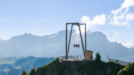 O Balanc’AIR é uma nova atração de aventura nos Alpes suíços. Instalado no topo do Grand Chamossaire, a 2.112 metros de altitude, o balanço integra a área turística de Villars-Gryon-Diablerets, no cantão de Vaud. O ingresso custa CHF 36 e inclui o acesso à atração, enquanto a reserva de horário tem custo adicional de CHF 8.