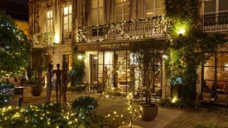 A Time Out selecionou 33 dos hotéis mais bonitos do mundo com base nas avaliações de seus especialistas em hotelaria. O Ashford Castle, na Irlanda, lidera a lista com sua arquitetura histórica de mais de 800 anos, enquanto outras propriedades europeias também aparecem entre os destaques. Itália, Espanha, Islândia e Malta estão entre os países representados no top 10.