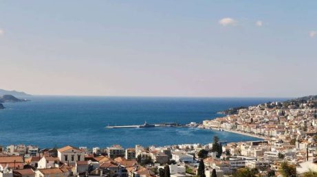 O Nírema Hotel & Spa Samos – MGallery Collection abre em 18 de setembro na baía de Vathy, na ilha grega de Samos. Com 72 quartos e oito suítes com piscinas privativas, o hotel oferece spa, academia, piscina exterior e restaurantes. A propriedade também valoriza a tradição vinícola da ilha com degustações de vinhos Moscatel.