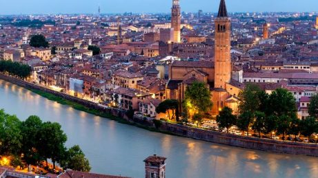 Verona em um dia é uma ótima opção para quem deseja conhecer os principais pontos turísticos da cidade italiana sem perder tempo com grandes deslocamentos. O roteiro começa na Piazza Bra e passa pela Arena de Verona, Via Mazzini, Casa de Julieta, Piazza delle Erbe, Piazza dei Signori, Arche Scaligere, Ponte Pietra e Castelvecchio.