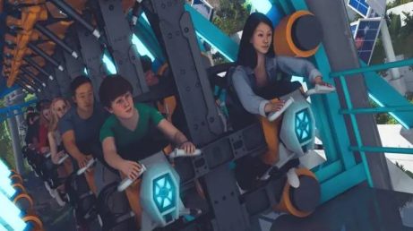 O Six Flags Magic Mountain, na Califórnia, prepara uma nova montanha-russa para 2027. A Thrill Glider terá passageiros suspensos, posição semelhante à de uma motocicleta, cinco inversões e velocidade de até 80 km/h.