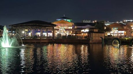 O horário pode fazer diferença na visita ao Disney Springs. No fim do dia, a temperatura fica mais agradável, as luzes passam a fazer parte do cenário e a programação de entretenimento ganha espaço. Conheça as principais opções do complexo e veja o que considerar antes de escolher quando visitá-lo.