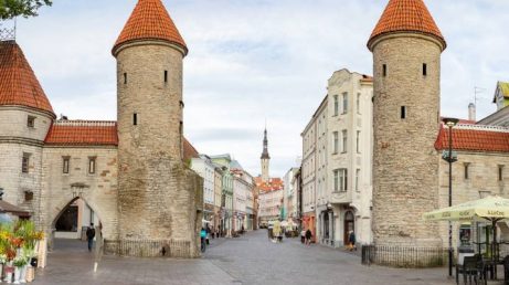 Capital da Estônia e uma das três capitais dos Países Bálticos, Tallinn ocupa uma posição estratégica no norte da Europa, a poucas horas de ferry de Helsinque. O clima permanece frio durante boa parte do ano, mas a cidade compensa com boa infraestrutura, alto nível de digitalização e facilidade para quem fala inglês. Além disso, sua Cidade Velha medieval, cercada por muralhas, torres e ruas de pedra, parece ter saído de um conto de fadas.