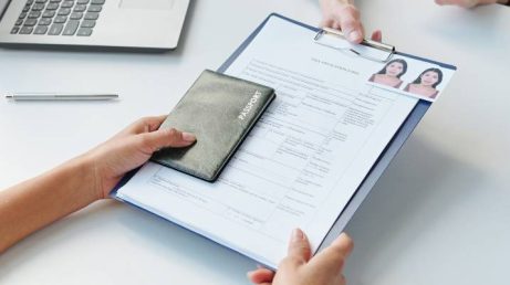 A Austrália fechou temporariamente sua embaixada em Brasília nesta sexta-feira (2), após os Estados Unidos suspenderem serviços consulares no Brasil. Entenda o motivo da medida e se o fechamento afeta vistos, viagens e brasileiros que pretendem visitar a Austrália.