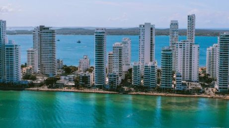 Cartagena, na Colômbia, reúne arquitetura colonial, ruas coloridas, gastronomia caribenha e praias de águas cristalinas. Neste roteiro de quatro dias, você vai conhecer os principais pontos turísticos da cidade, explorar bairros históricos, visitar as ilhas do Caribe e descobrir dicas para aproveitar a viagem.