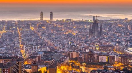 A Sagrada Família, em Barcelona, foi eleita a atração de viagem mais desejada do mundo em um ranking da Iglu Cruise. O monumento superou o Taj Mahal e a aurora boreal após uma análise que considerou dez critérios, incluindo beleza, segurança, popularidade, significado cultural e avaliações dos visitantes.