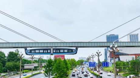 De um trem movido a energia solar nos Andes a um ônibus que alterna entre estrada e trilhos no Japão, diferentes países criaram soluções ferroviárias inusitadas. Conheça 10 trens que se destacam pela engenharia, história e experiências únicas.