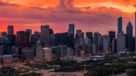 Chicago conquistou pelo décimo ano consecutivo o título de melhor grande cidade dos Estados Unidos no Readers’ Choice Awards da Condé Nast Traveler. A cidade recebeu 56,8 milhões de visitantes em 2025 e prepara uma série de ações para celebrar o reconhecimento.