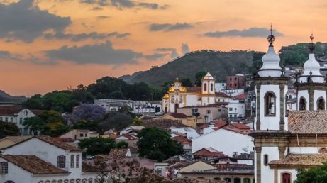 São João del-Rei, em Minas Gerais, reúne restaurantes de comida mineira, casas de culinária artesanal e cafés charmosos. Conheça sete lugares para incluir no roteiro e aproveitar a gastronomia local durante a viagem.