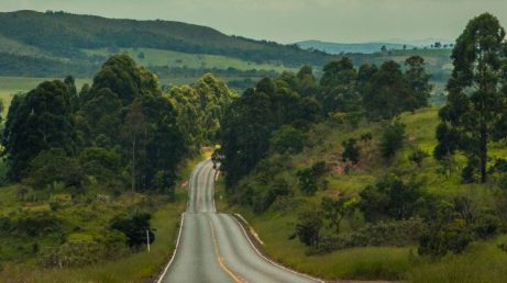 O Passaporte da Estrada Real permite registrar viagens por cidades históricas de Minas Gerais e de outros estados. Saiba como conseguir as versões física e virtual, onde encontrar os carimbos e quais são as regras para obter os certificados.
