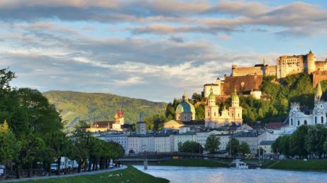 Conheça as principais atrações de Salzburgo, na Áustria, incluindo a Fortaleza de Hohensalzburg, os Jardins Mirabell, a casa natal de Mozart e os cenários de A Noviça Rebelde. Veja quantos dias ficar, quando viajar e como organizar seu roteiro.
