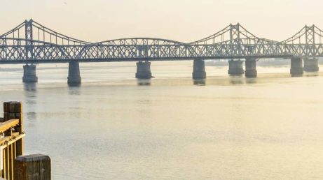China e Coreia do Norte inauguraram uma ponte rodoviária de 3.026 metros sobre o rio Yalu. Concluída em 2014, a estrutura ficou 12 anos sem funcionar devido à falta de infraestrutura de acesso e instalações alfandegárias no lado norte-coreano. A nova ligação busca facilitar o transporte e ampliar o comércio entre os países.