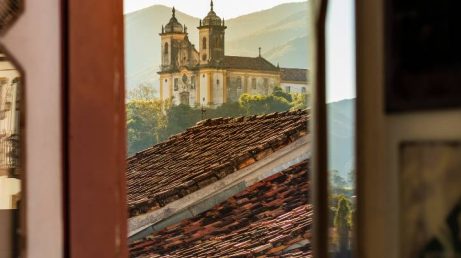 Ouro Preto, em Minas Gerais, reúne restaurantes que valorizam a culinária regional. Conheça 9 opções para experimentar pratos tradicionais, como feijão tropeiro, tutu à mineira e frango com quiabo, durante uma visita à cidade histórica.