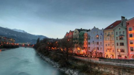 Innsbruck, capital do Tirol austríaco, combina arquitetura histórica, gastronomia tradicional e paisagens impressionantes dos Alpes. Neste miniguia, você encontra as principais atrações, como o Telhado de Ouro, a Nordkette, o Palácio Imperial e o Castelo de Ambras, além de sugestões de roteiro, hospedagem, transporte e dicas para planejar sua viagem.